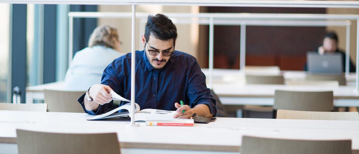 学生学习 in the library